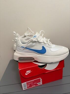 Nike Women’s Air Max Verona White Blue Sneakers new in box